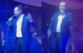 Em evento no Rio, Claudio Castro canta Evidências enquanto Alexandre de Moraes assiste