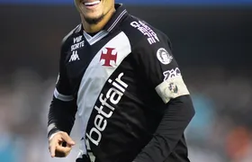 Em partida histórica no Morumbis, Vasco vence o Santos por 6 a 0 e sai da zona