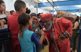 Escola de São Gonçalo recebe Papai Noel Preto em ação contra o racismo