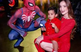 Ex-Chiquititas, Anna Livya Padilha celebra 2 anos do filho com festa do Homem-Aranha