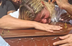 Familiares e amigos dão o último adeus a jovem agredido em bar: 'É uma mãe que perdeu o filho, quero justiça'