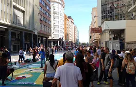 Fé, arte e tradição: fiéis lotam o Centro de Niterói na confecção dos tapetes de Corpus Christi