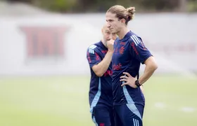 Filipe Luís discute renovação de contrato com o Flamengo