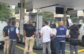 Fiscalização interdita posto em Niterói por gasolina adulterada