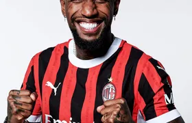 Flamengo tenta a contratação de Emerson Royal para repor saída de Wesley