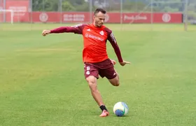 Fluminense encaminha contrato com ex-lateral do Flamengo