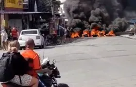 Fogo em barricadas e ruas fechadas marcam manhã de caos em São Gonçalo; Vídeo