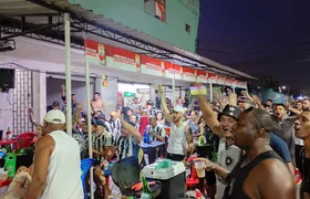 Gonçalenses se reúnem em point alvinegro na Trindade para celebrar classificação do Botafogo
