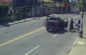 Grupo armado rouba carro em plena luz do dia no Barro Vermelho, em São Gonçalo; vídeo