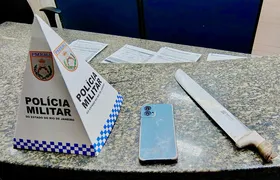 Homem armado com facão é preso após roubar celular no Centro de Niterói