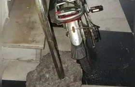 Homem arranca base de concreto para furtar bicicleta elétrica em Niterói