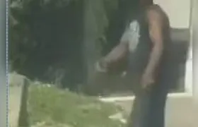 Homem é flagrado arrastando cachorro pelas ruas de Manilha, em Itaboraí