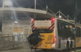 Homem é flagrado pegando 'carona' na traseira do BRT