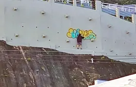 Homem é flagrado pichando obra recém-inaugurada da Prefeitura de Niterói
