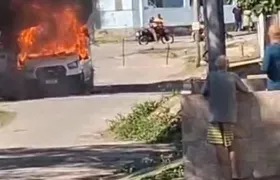 Homem em surto incendeia ambulância do Samu em São Gonçalo; Vídeo!