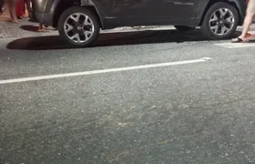 Homem morre dentro de veículo alvejado por oito tiros em São Gonçalo; Vídeo