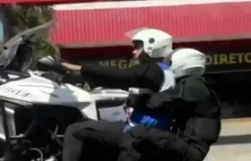 Homem usando colete do Segurança Presente é flagrado empinando moto