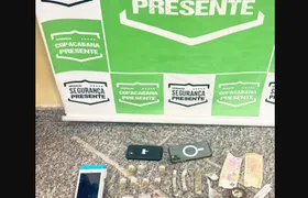 Homens são presos vendendo drogas dentro de maços de cigarro em Copacabana