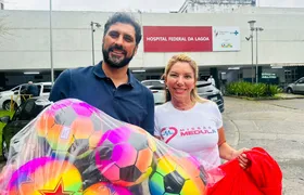 Ídolo do Flamengo leva presentes de natal para crianças com câncer no Rio