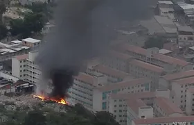 Incêndio atinge terreno baldio usado como lixão em Inhaúma, na Zona Norte do Rio