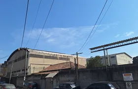 Incêndio de grandes proporções atinge fábrica da Crac em São Gonçalo; Vídeo