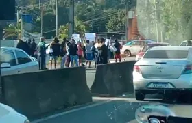 Indignados, moradores fecham RJ-106 novamente após morte de pedestre em SG; Vídeo!