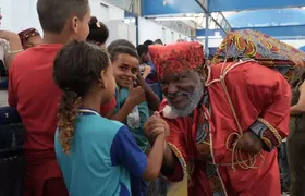 Instituto Vini Jr. leva Papai Noel Preto a escola de São Gonçalo