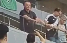 Jair Bolsonaro e filho são hostilizados pela torcida do Vasco durante jogo em Brasília