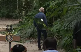 Joe Biden viraliza nas redes sociais ao caminhar em direção a floresta após uma entrevista