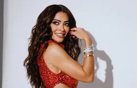Juliana Paes é coroada rainha de bateria da Viradouro após 17 anos
