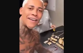 MC Poze do Rodo faz vídeo com joias devolvidas pela polícia: 'Tudo no seu devido lugar'