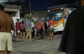Mãe e filha são atropeladas por ônibus após saírem de igreja em Nova Iguaçu; Menina de 6 anos morreu no local