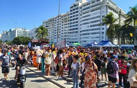 Marcha das Mulheres Negras reúne multidão na praia de Copacabana, neste domingo (27)