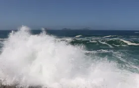 Marinha mantém alerta de ondas fortes no Rio até quinta-feira (31)