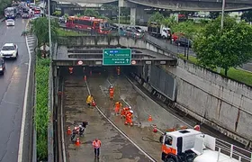 Mergulhão do Centro de Niterói é interditado após derrame de concreto