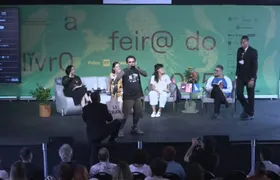 Mesa literária em homenagem ao Antonio Cicero é interrompida por homem em Feira do Livro