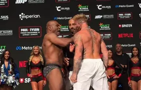 Mike Tyson acerta tapa em Jake Paul, durante pesagem oficial para luta