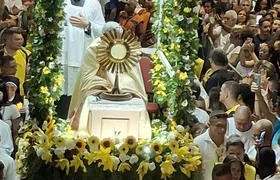 Milhares de fiéis caminham sobre maior tapete de sal da América Latina em procissão de Corpus Christi de São Gonçalo