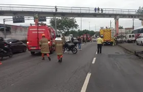 Motociclista morre após colidir com carro na Avenida Brasil