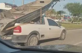 Motorista é flagrado transportando barco no porta-malas de carro