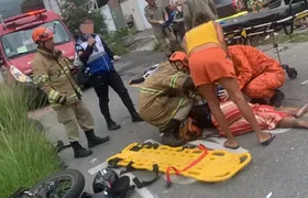 Motorista foge após colidir com moto em Piratininga e deixa duas pessoas feridas