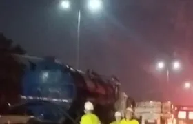 Motorista morre em colisão entre três caminhões na BR-101, em São Gonçalo; Video!
