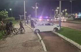 Motorista sofre mal súbito e 'atropela' poste em Rio das Ostras