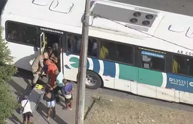 Mulher desmaia dentro de ônibus por causa do calor