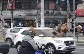 Mulher em situação de rua surpreende motorista e "pula" em capô de carro no Centro de Niterói