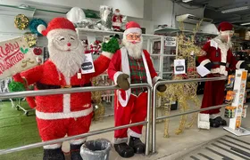 Natal em agosto? Enfeites natalinos já enfeitam vitrines de lojas e surpreendem consumidores