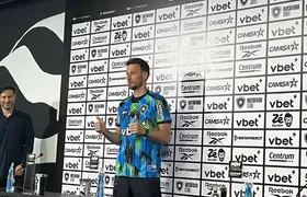 Neto é apresentado pelo Botafogo