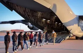 Número de brasileiros deportados dos Estados Unidos chega a 2,2 mil e bate recorde em 2025