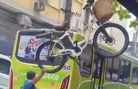 Ônibus arrasta fiação e faz bicicleta elétrica 'voar' em Niterói