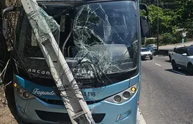 Ônibus colide com poste na RJ-104 e causa congestionamento em Niterói